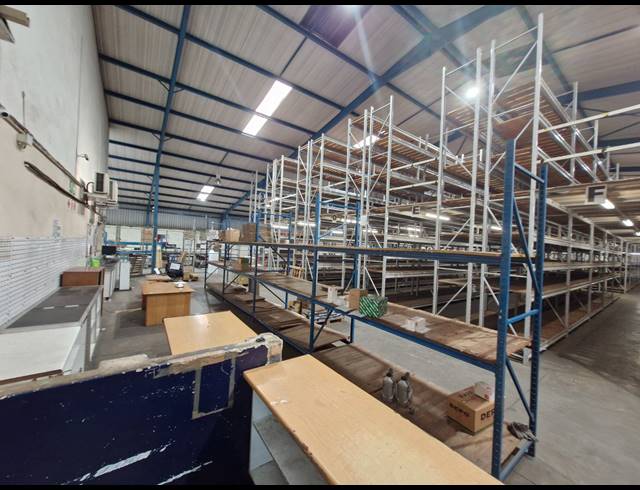2,100M² WAREHOUSE TO LET IN JET PARK